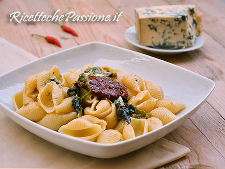 Pasta friarelli e gorgonzola